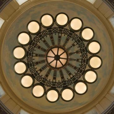 The Rotunda is dramatically lit with layers of directional light. Oblique 70W ceramic discharge metal halide precision floodlights, concealed in the non-public whisper gallery, articulate the dome’s relief from its spring point, with the central grand chandelier floating below.