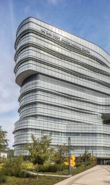 At Jacobs Medical Center, Starphire glass enables a true-color rendition of a customized silk-screened white frit.