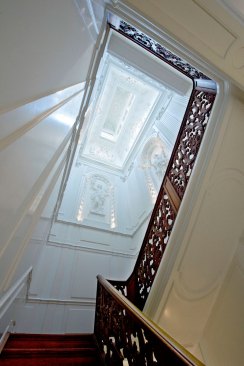 One of the most challenging areas to illuminate was the grand staircase with its ornate plasterwork. 3W LEDs were selected so that they could be concealed among the moldings.