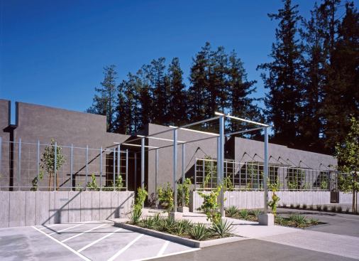 The linear building houses the dedicated public realm to the left, and the public/private spaces to the right.