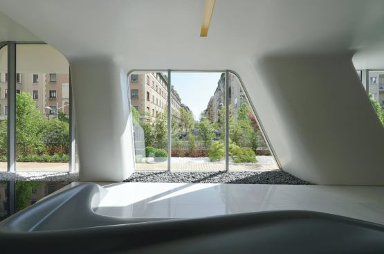 The curves of Hadid’s non-orthogonal windows continue in the pedestrian lobby, which is accessed from the central courtyard.