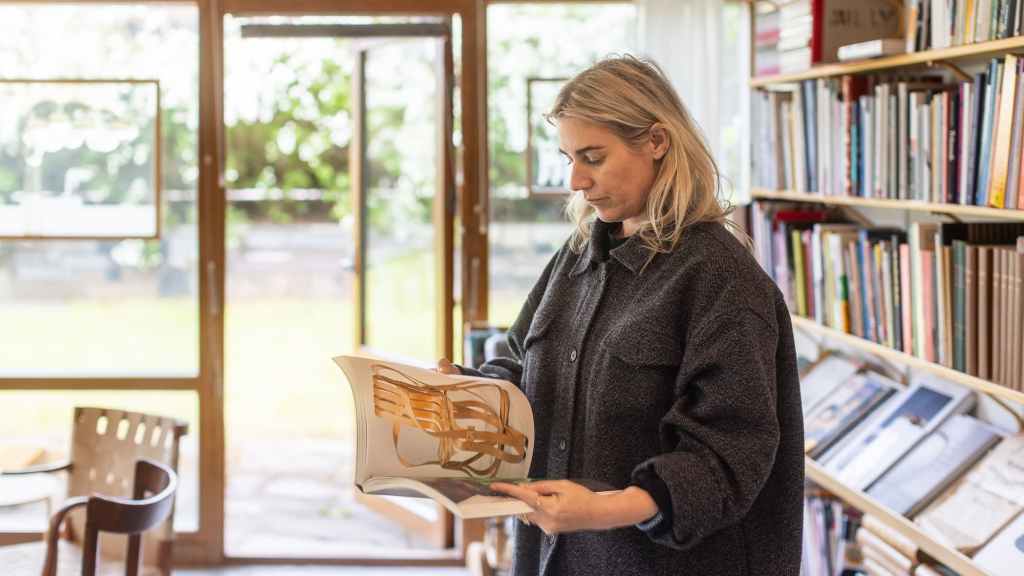  Previous recipient Maria Bruun (2025) at the Bruno Mathsson house.